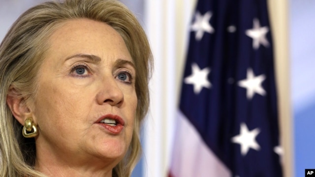 La secretaria de Estado Hillary Clinton anunció una comisión investigadora de los eventos en Bengasi que llevaron a la muerte del embajador Chris Stevens y otros tres funcionarios.