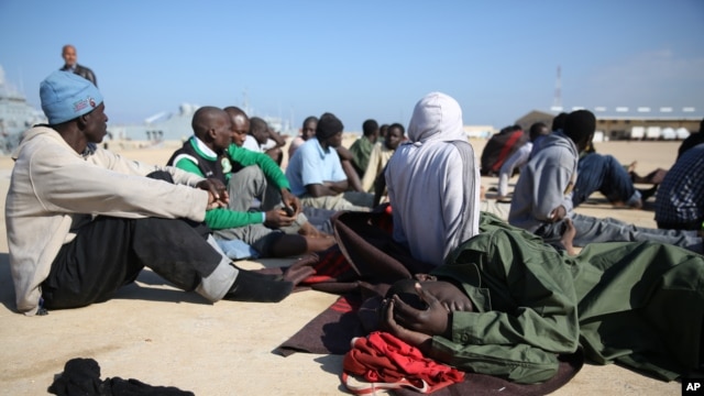 Des migrants africains secourus au large de la Libye à Tripoli, Libye, 21 décembre 2015.