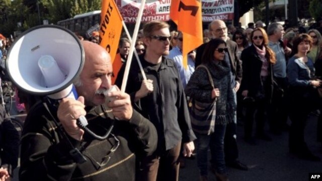 Public sector employees demonstrate in central Athens on November 13, 2012 against expected layoffs