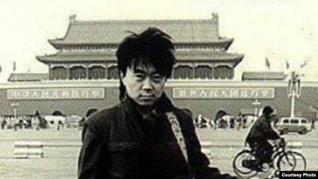 歌手崔健80年代在天安门前的旧照 （照片来源：网络图片/朱大可微博）