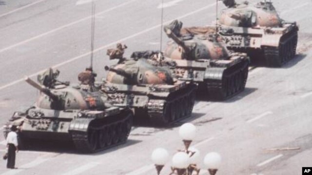 1989年6月5日军队坦克向天安门开进时被一位年轻人挡住