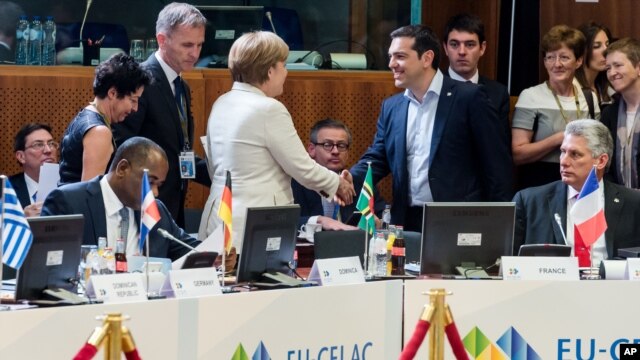 Thủ tướng Hy Lạp Alexis Tsipras bắt tay Thủ tướng Đức Angela Merkel tại cuộc họp ở Brussels, ngày 10/6/2015.