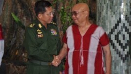 တပ္မေတာ္ကာကြယ္ေရးဦးစီးခ်ဳပ္ ဗိုလ္ခ်ဳပ္မွဴးႀကီး မင္းေအာင္လိႈင္နဲ႔ KNU ဥကၠဌ ဗုိလ္ခ်ဳပ္ႀကီး မူတူးေဆးဖုိး ဦးေဆာင္တဲ့ ကိုယ္စားလွယ္အဖြဲ႔ ေတြ႔ဆံုစဥ္ (မတ္ ၇၊ ၂၀၁၄) - ဓာတ္ပံု-ဗိုလ္ခ်ဳပ္မွဴးႀကီး မင္းေအာင္လိႈင္ေဖ့ဘုတ္စ္
