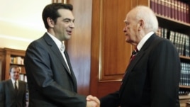 El líder izquierdista Alexis Tsipras (izquierda) saluda al presidente griego Karolos Papoulias, quien le ha pedido intentar formar un nuevo gobierno.