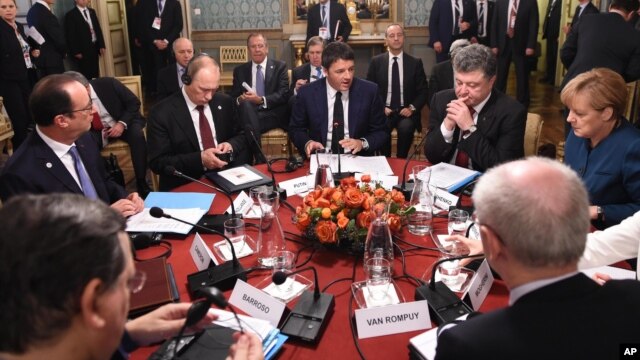 Từ trái sang: Tổng thống Pháp Francois Holland, Tổng thống Nga Vladimir Putin, Thủ tướng Italia Matteo Renzi, Tổng thống Ukraine Petro Poroshenko, Thủ tướng Đức Angela Merkel tại cuộc họp bên lề trong khuôn khổ hội nghị ASEM Á - Âu, 17/10/2014.