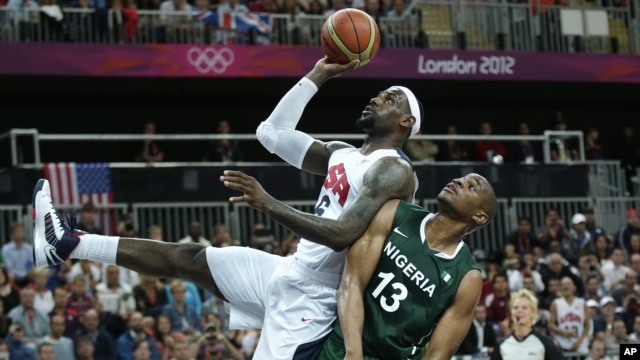 Derrick Obashohan, de Nigeria, solo observa sin poder evitar la anotación de LeBron James, durantae el juego que Estados Unidos ganó por una diferencia de 84 puntos.