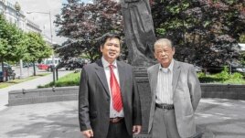 Tiến sĩ Cù Huy Hà Vũ và Nhà báo Bùi Tín tại tượng đài tưởng niệm nạn nhân Cộng Sản. (Hình: Nguyễn Quốc Khải)