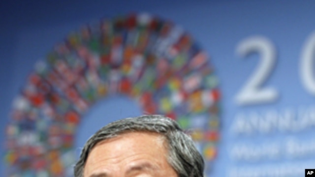 China's Central Bank Governor Zhou Xiaochuan at the BRICS finance ministers news conference at IMF headquarters in Washington, Sept. 22, 2011na)