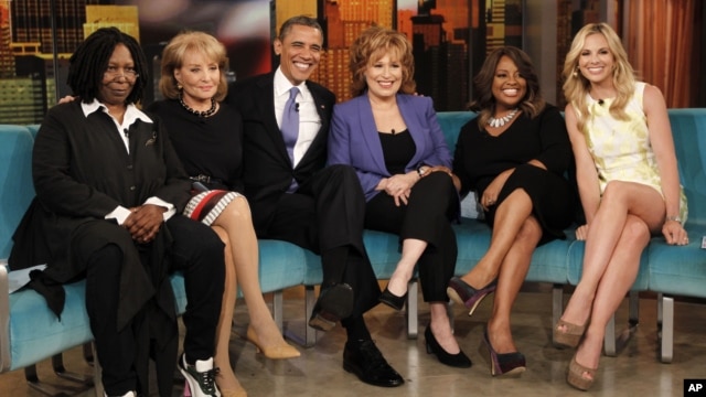 El presidente Obama continuó ayer su tour político en el programa "The View" de la cadena ABC. De izquierda a derecha, Whoopi Goldberg, Barbara Walters, el presidente, Joy Behar, Sherri Shepherd and Elisabeth Hasselbeck. 