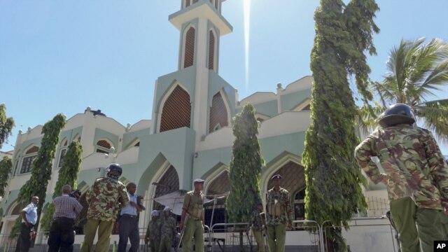 Kenya polisi wakifanya doria mbele ya Msikiti wa Musa mjini Mombasa huko Kenya