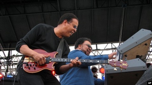 Bassist Stanley Clarke & keyboardist George Duke (2006 file photo)