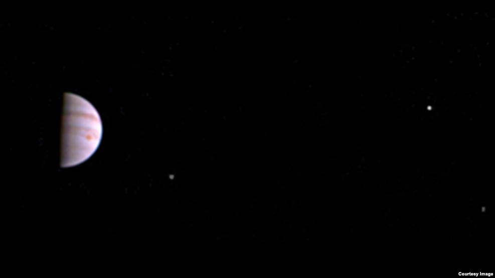 Sonda Juno dërgon imazhet e para nga Jupiteri