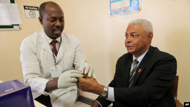 United States Ambassador to Zimbabwe, Charles A. Ray, right, takes an HIV test in Harare, December 1, 2010.
