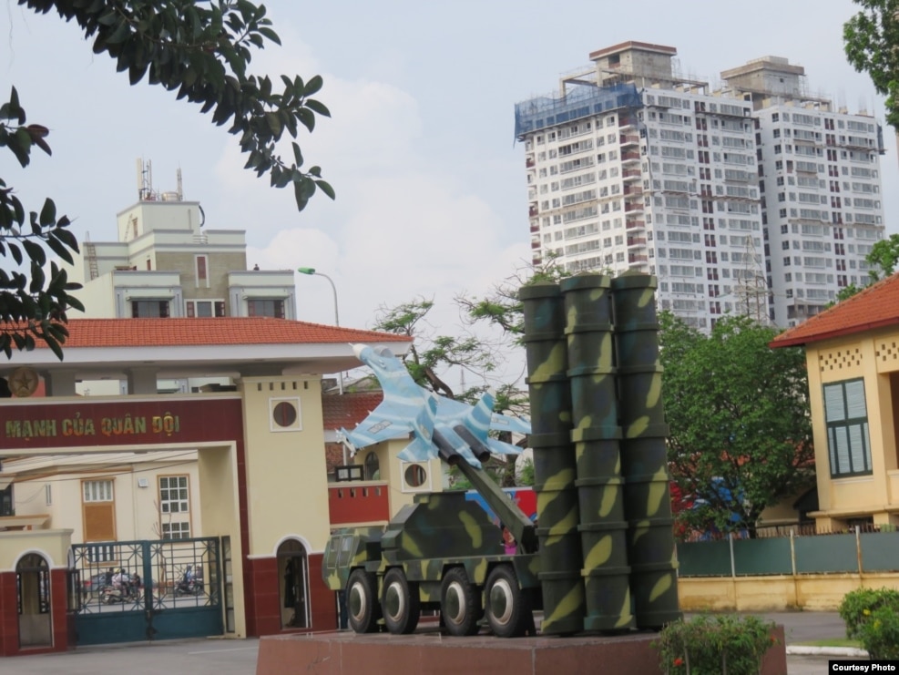Hai toà tháp Capital Garden (bên phải) nhìn từ bên trong cổng chính Bộ Tư lệnh PKKQ.