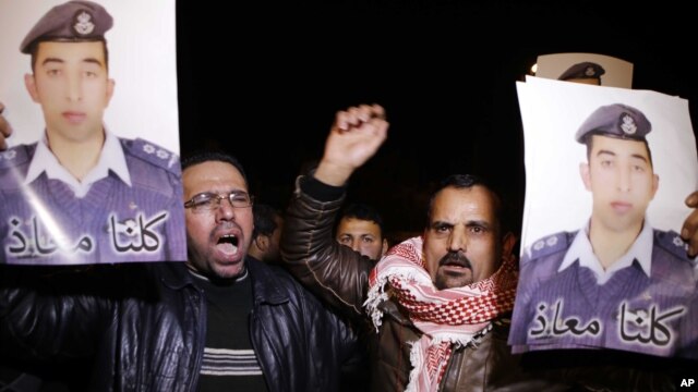 Biểu tình bên ngoài trụ sở nội các ở Amman kêu gọi hành động để phi công bị bắt cóc Mu'ath al-Kaseasbeh được trả tự do.