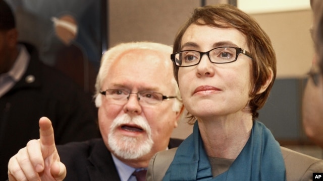 Ông Ron Barber, từng là trợ lý của cựu dân biểu Dân chủ Gabrielle Giffords, đã đánh bại đối thủ Cộng hòa Jesse Kelly trong cuộc bầu cử ngày hôm qua