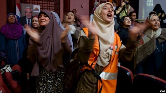 Women clap and chant as presidential hopeful Abdel Moneim Aboul Fotouh enters the conference hall in Cairo, May 15, 2012 (Yuli Weeks/VOA).