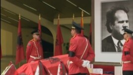 Azem Hajdari në varrezat e Dëshmorëve
