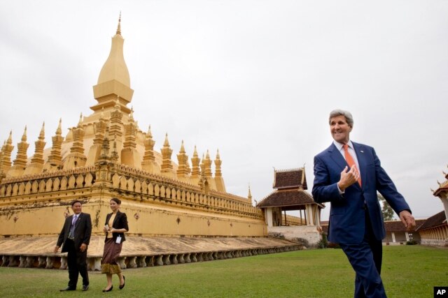 U.S. Secretary of State John Kerry, right, tours Pha Tha Luang with Phouvieng Phothisane, acting director of the Vientiane Museums, far left, and Tata Keovilay, with the U.S. Embassy, in Vientiane, Laos, Jan. 25, 2016.