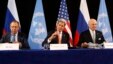 Ngoại trưởng Mỹ John Kerry (giữa), Ngoại trưởng Nga Sergey Lavrov (trái) và Đặc sứ LHQ Staffan de Mistura trong cuộc họp báo sau cuộc họp của Nhóm Quốc tế Hỗ trợ Syria ở Munich, Đức, ngày 12/2/2016.