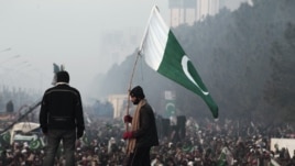 Ủng hộ viên của giáo sĩ Qadri phất cờ tại Islamabad trong ngày thứ ba của cuộc biểu tình.