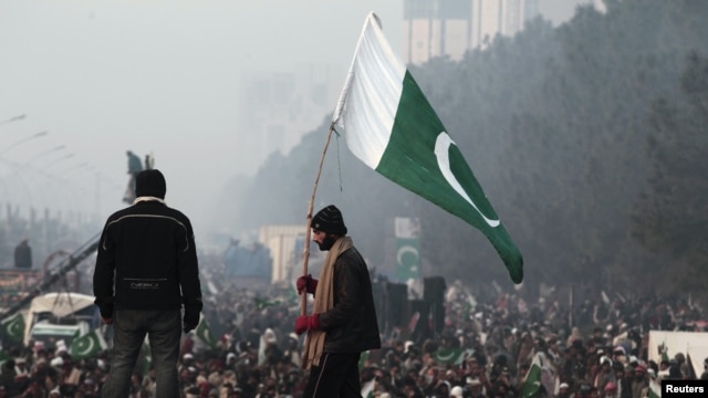 Ủng hộ viên của giáo sĩ Qadri phất cờ tại Islamabad trong ngày thứ ba của cuộc biểu tình.