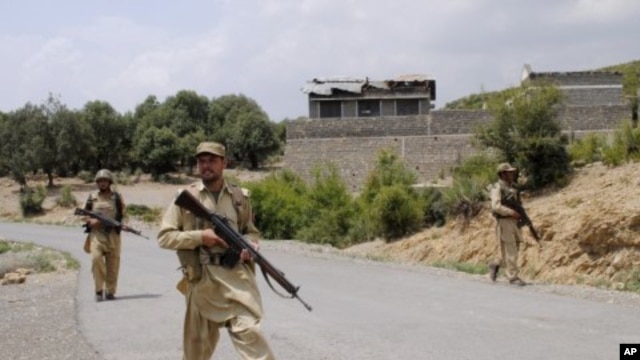 Pakistani army soldiers patrol during a military operation against militants in Pakistan's Khurram tribal region, July 10, 2011
