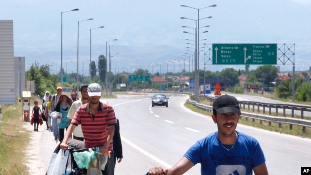 Migranti na putu iz Makedonije do Srbije