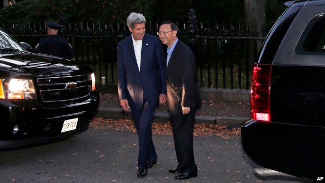 Ngoại trưởng Mỹ John Kerry và Ủy viên Quốc vụ viện Trung Quốc Dương Khiết Trì bên ngoài tư gia của ông Kerry tại Beacon Hill, Boston, ngày 17/10/2014.