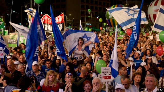 People shout slogans during a rally in Tel Aviv's Rabin Square, calling for Prime Minister Benjamin Netanyahu to be replaced in upcoming national elections, March 7, 2015.