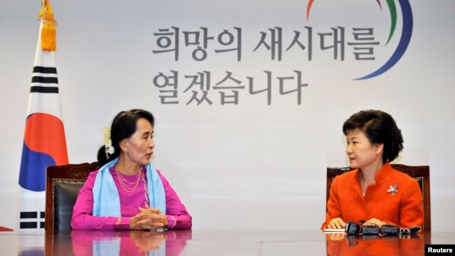Burma's pro-democracy leader Aung San Suu Kyi (L) speaks to South Korea's President-elect Park Geun-hye during their meeting in Seoul,January 29, 2013. 