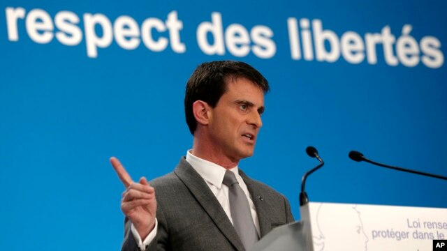 Ngoại trưởng Manuel Valls phát biểu tại một cuộc họp báo ở Điện Elysee. Quốc hội Pháp đã biểu quyết với đa số áp đảo tán thành một dự luật gây nhiều tranh cãi nhằm hợp thức hóa việc theo dõi rộng rãi các nghi can khủng bố ở Pháp.