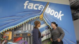Los trabajadores de Facebook están siguiendo la venta de acciones desde la sede en Menlo Park, California.
