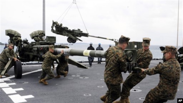 Angkatan Laut AS mempersiapkan peralatan yang akan digunakan untuk latihan militer bersama 'Cobra Gold 2012' di Okinawa, Jepang (Foto: dok). 