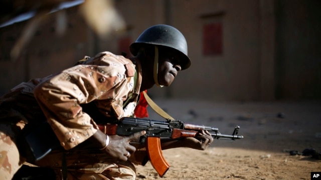 Tentara Mali mengendap-endap dalam pertempuran dengan para jihadis di kota Gao, Mali utara (10/2). (Foto: AP)
