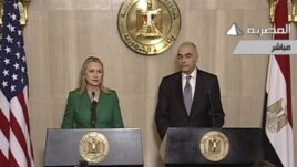 U.S. Secretary of State Hillary Rodham Clinton and Egyptian Foreign Minister Mohammed Kamel Amr hold news conference, Cairo, Nov. 21, 2012.