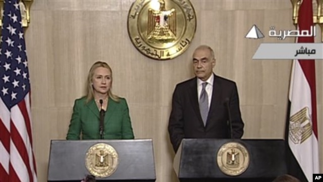 U.S. Secretary of State Hillary Rodham Clinton and Egyptian Foreign Minister Mohammed Kamel Amr hold news conference, Cairo, Nov. 21, 2012.