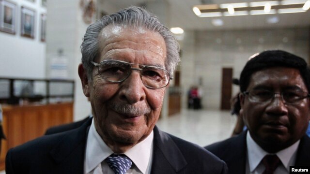 Cựu lãnh tụ độc tài Guatemala Efrain Rios Montt rời phiên xử ở Toàn Tối cao ở Guatemala City, ngày 9/5/ 2013.