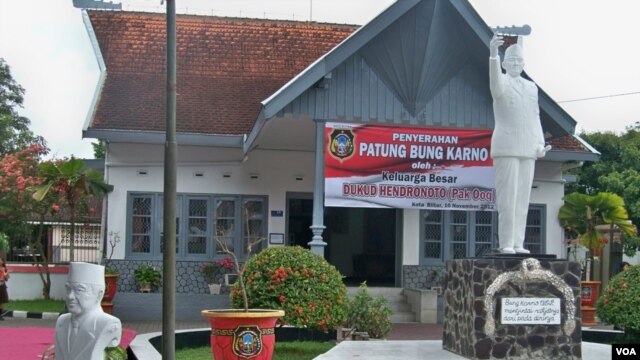 Patung Soekarno karya perupa Dukud Hendranoto dipasang di depan Museum Istana Gebang, Blitar, Jawa Timur (VOA/Petrus Riski)