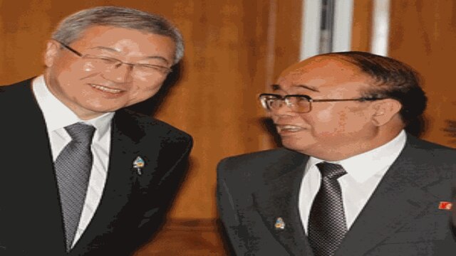 South Korean Foreign Minister Kim Sunghwan (L) meets North Korean counterpart Park Uichoon at ARF July 23, 2011