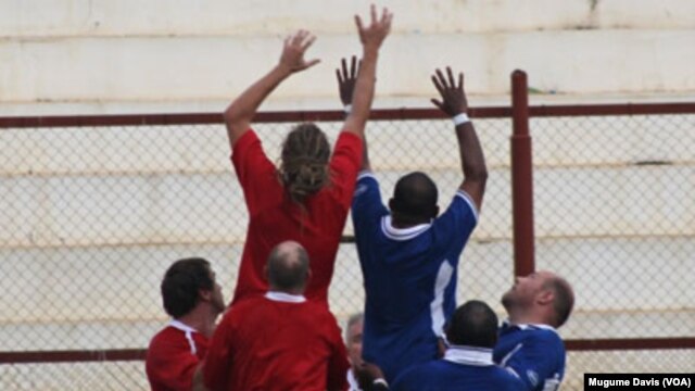 The SSBL Warriors in red and the Shalina Sharks compete in the first-ever rugby match in South Sudan over the weekend of March 9-10, 2013.(VOA/Mugume Davis)