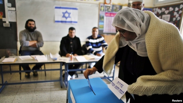 A Druze woman casts her ballot for the parliamentary election at a polling station in the northern Druze-Arab village of Maghar, Israel, January 22, 2013. 