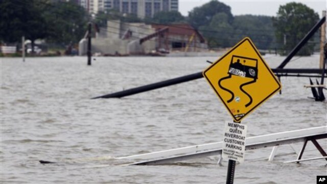 A ramp leading to the Memphis Queen riverboat and its parking area are surrounded by floodwater in Memphis, Tennessee, May 7, 2011.