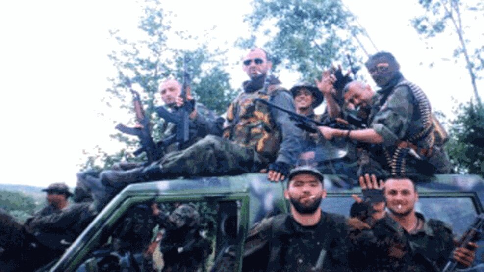 Pripadnici srpskih paravojnih formacija "Šakali" tokom rata na Kosovu 1999. godine