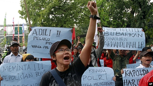 An activist shouts a slogan during a solidarity rally for workers of U.S. mining giant Freeport-McMoran outside the company's Indonesian headquarters in Jakarta, Indonesia, October 11, 2011 (file photo).