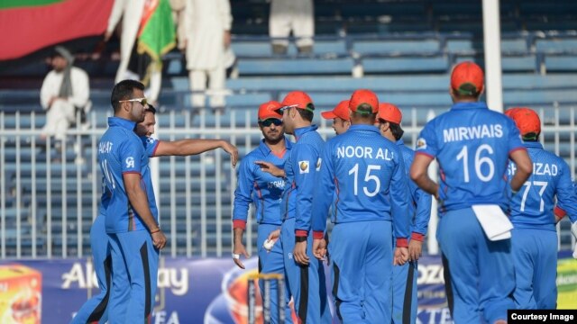 ملی پوشان کرکت پس از خارج کردن بازیکنان زمبابوی گرد هم آمده اند.