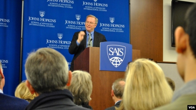 Chủ tịch công ty Google thuyết trình về vấn đề công nghệ và tăng trưởng kinh tế tại Đại học Johns Hopkins