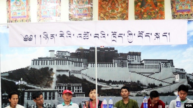 Tibetan panel speakers discuss Tibetan language