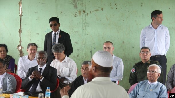 အရင္ ခရီးစဥ္တုန္းက ေဒသခံေတြနဲ႔ ကိုဖီအာနန္ေတြ႔ဆံုခဲ့စဥ္။