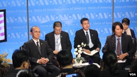 ဗြီအိုေအဌာနခ်ဳပ္မွာ သမၼတဦးသိန္းစိန္နဲ႔ နယ္ပယ္စံုမွာ ပုဂၢိဳလ္မ်ားေတြ႔ဆံုစဥ္။ (ေမလ ၁၉ ရက္၊ ၂၀၁၃)။